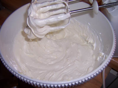 Halva mängden smör är blandat med marängen